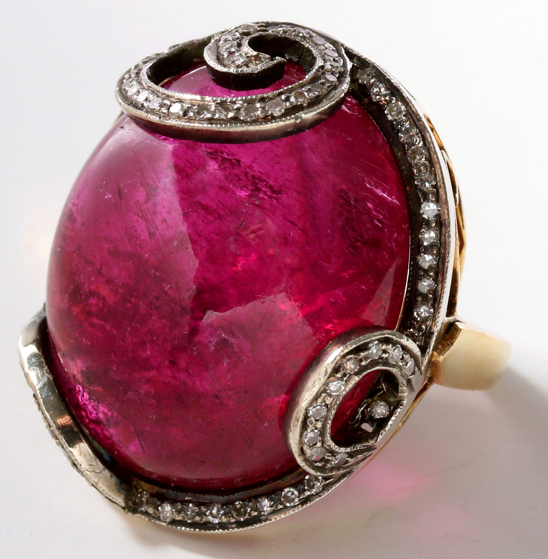 AN 18K TOURMALINE CABOCHON FASHION RING WITH DIAMO