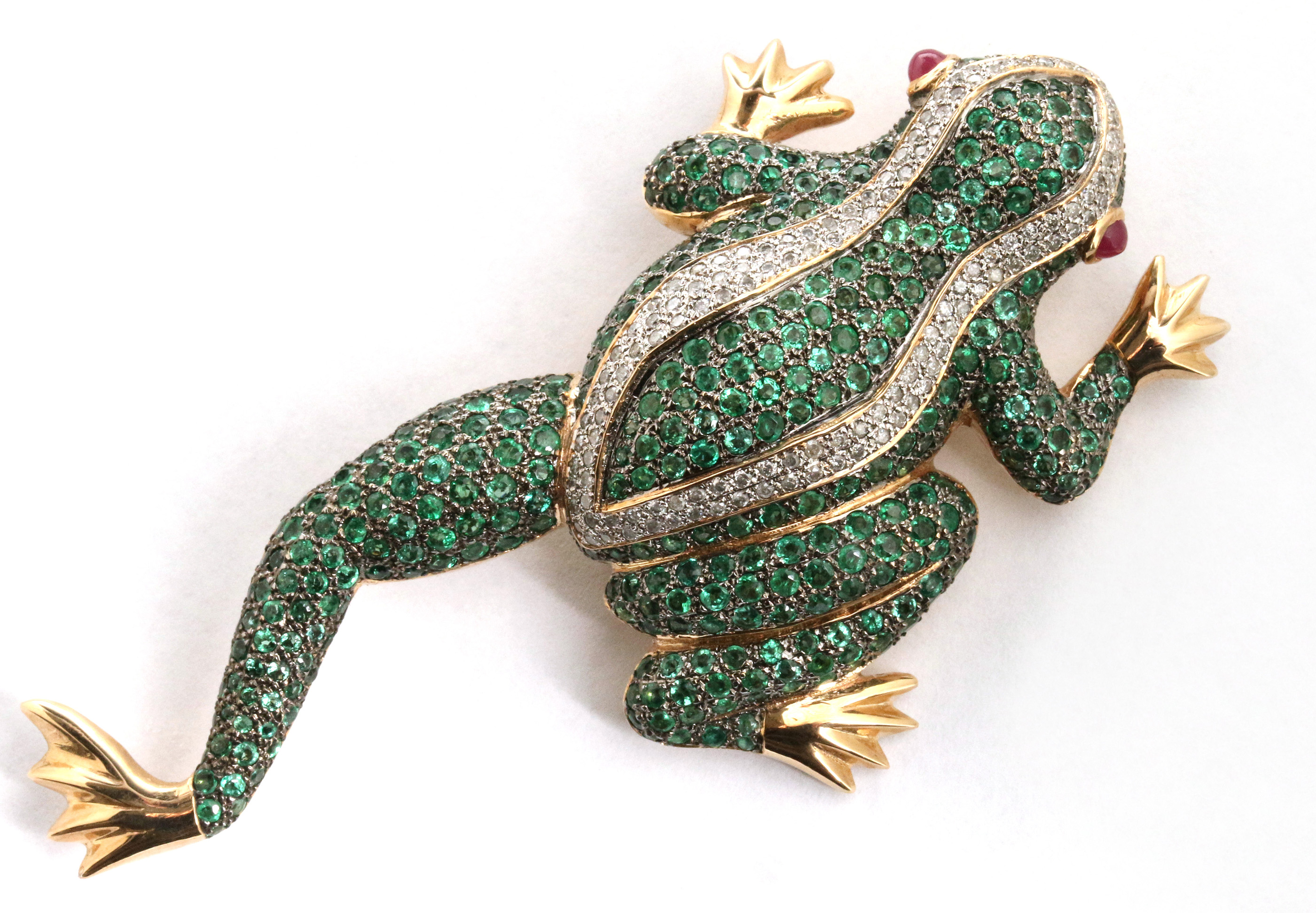 A 14K DIAMOND AND EMERALD ENCRUSTED TREE FROG BROO