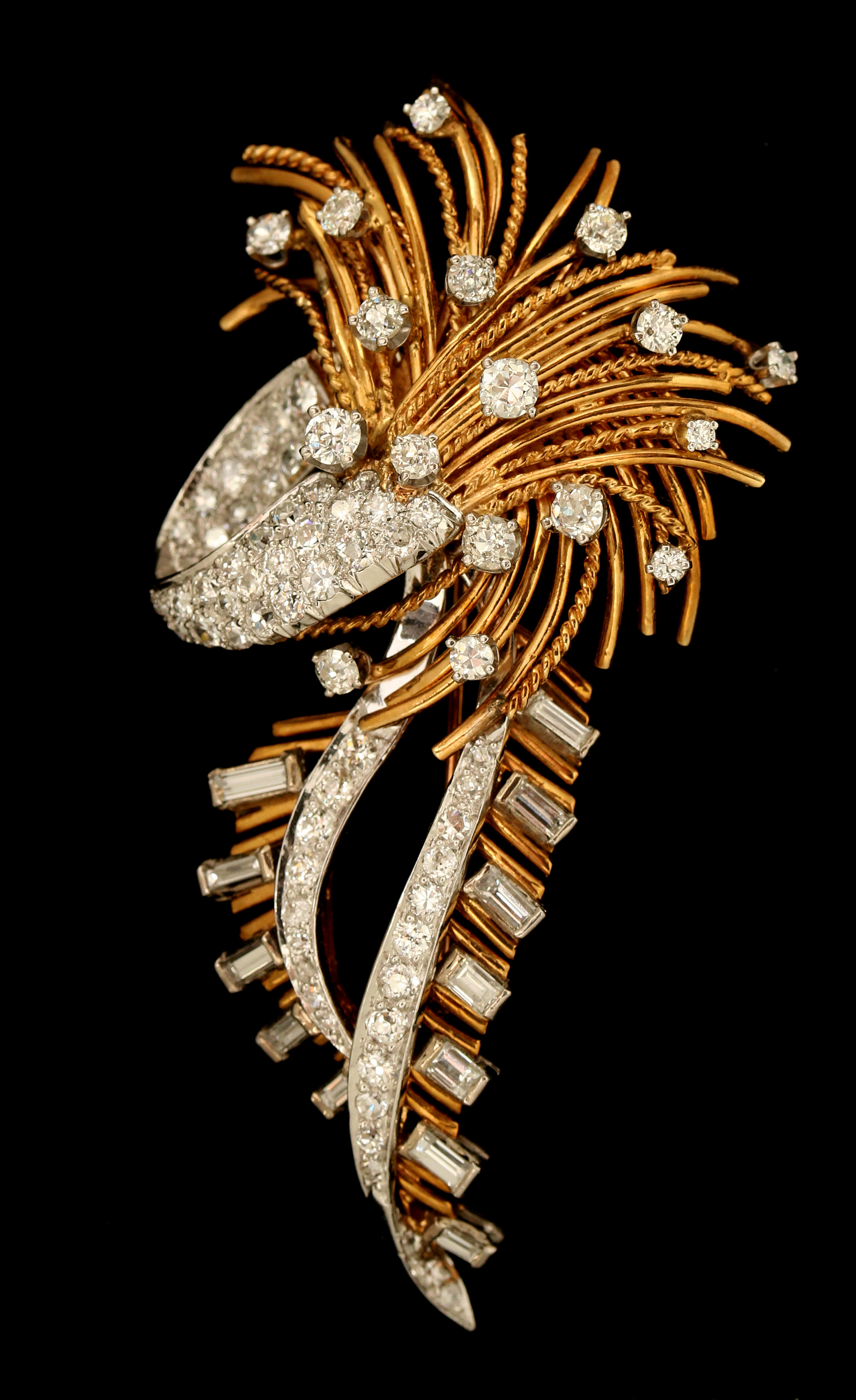 A UNIQUE VINTAGE DESIGN OF GOLD AND BAGUETTE DIAMO