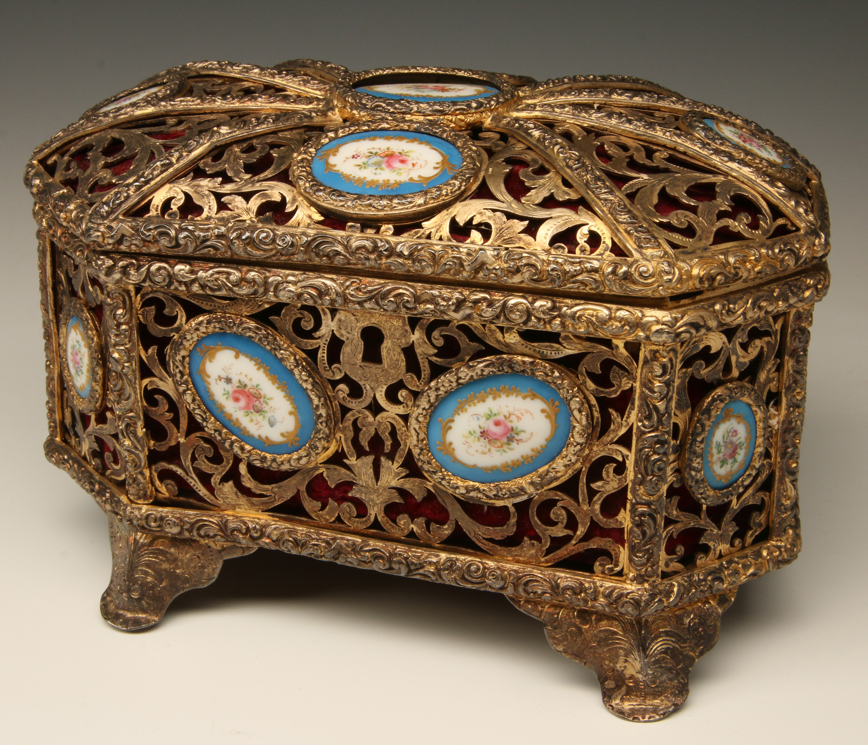 A 20TH CENTURY FILLIGREE METAL JEWELRY CASKET