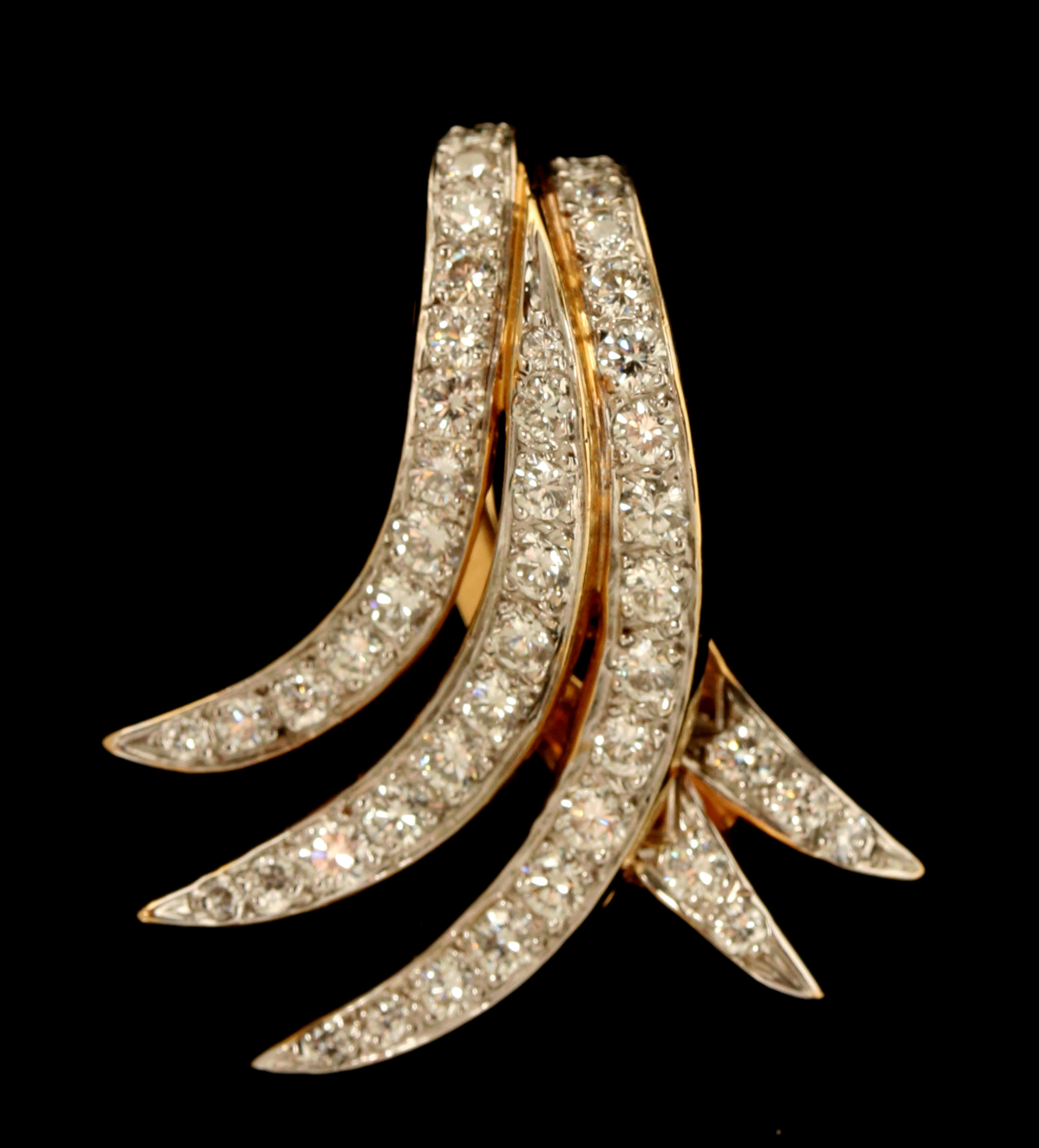 A LADIES 18K GOLD FREEFORM DIAMOND SET SCARF PIN