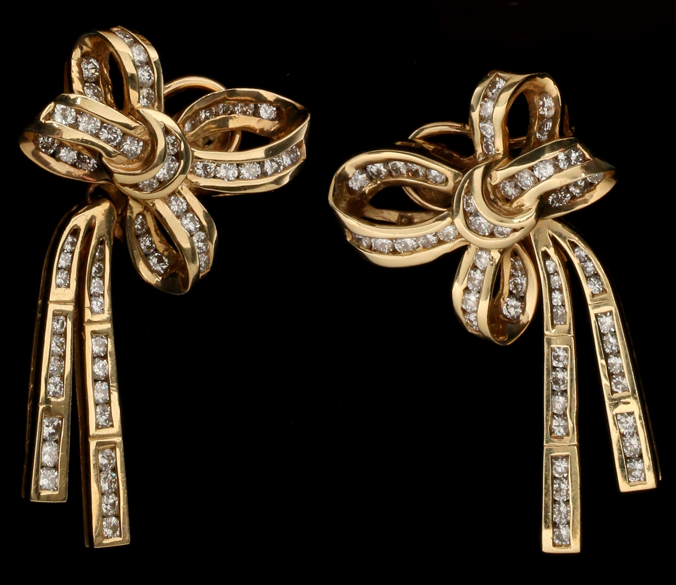 A PAIR OF DIAMOND SET RIBBON BOW 14K GOLD EARRINGS