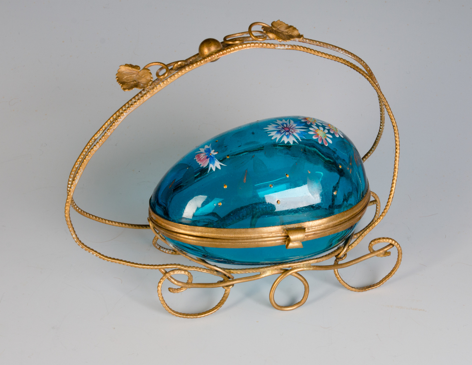 A VICTORIAN GLASS EGG TRINKET BOX IN ORMOLU FRAME
