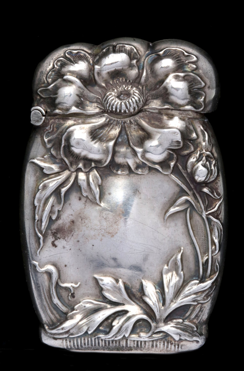 AN ART NOUVEAU STERLING SILVER MATCH SAFE