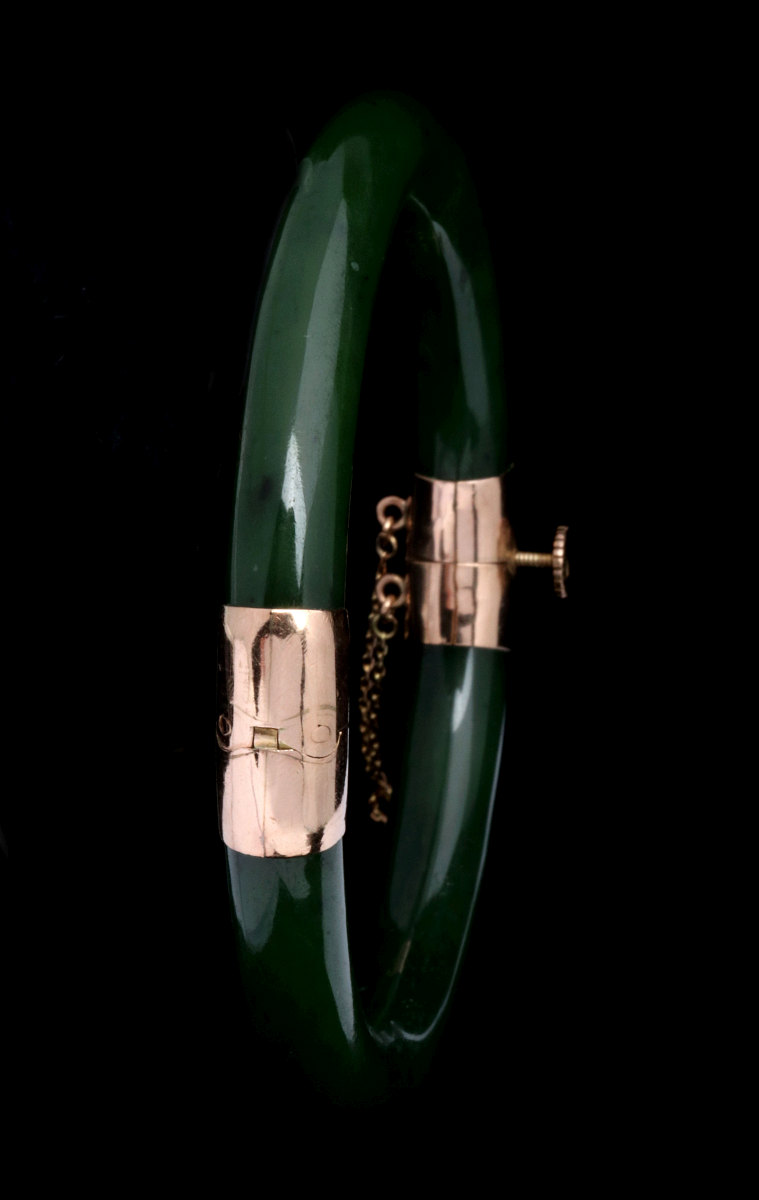 A GREEN JADE AND 14K GOLD BANGLE BRACELET