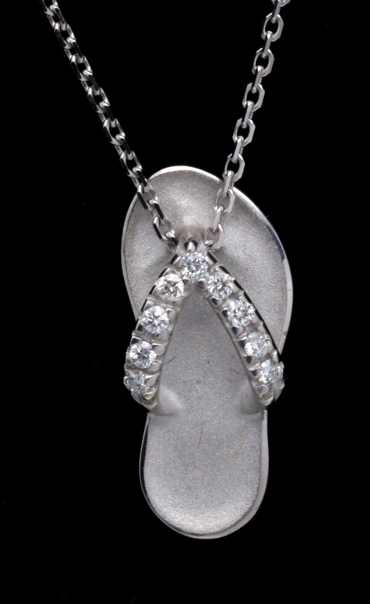 A 14K WHITE GOLD AND DIAMOND BEACH SANDAL PENDANT