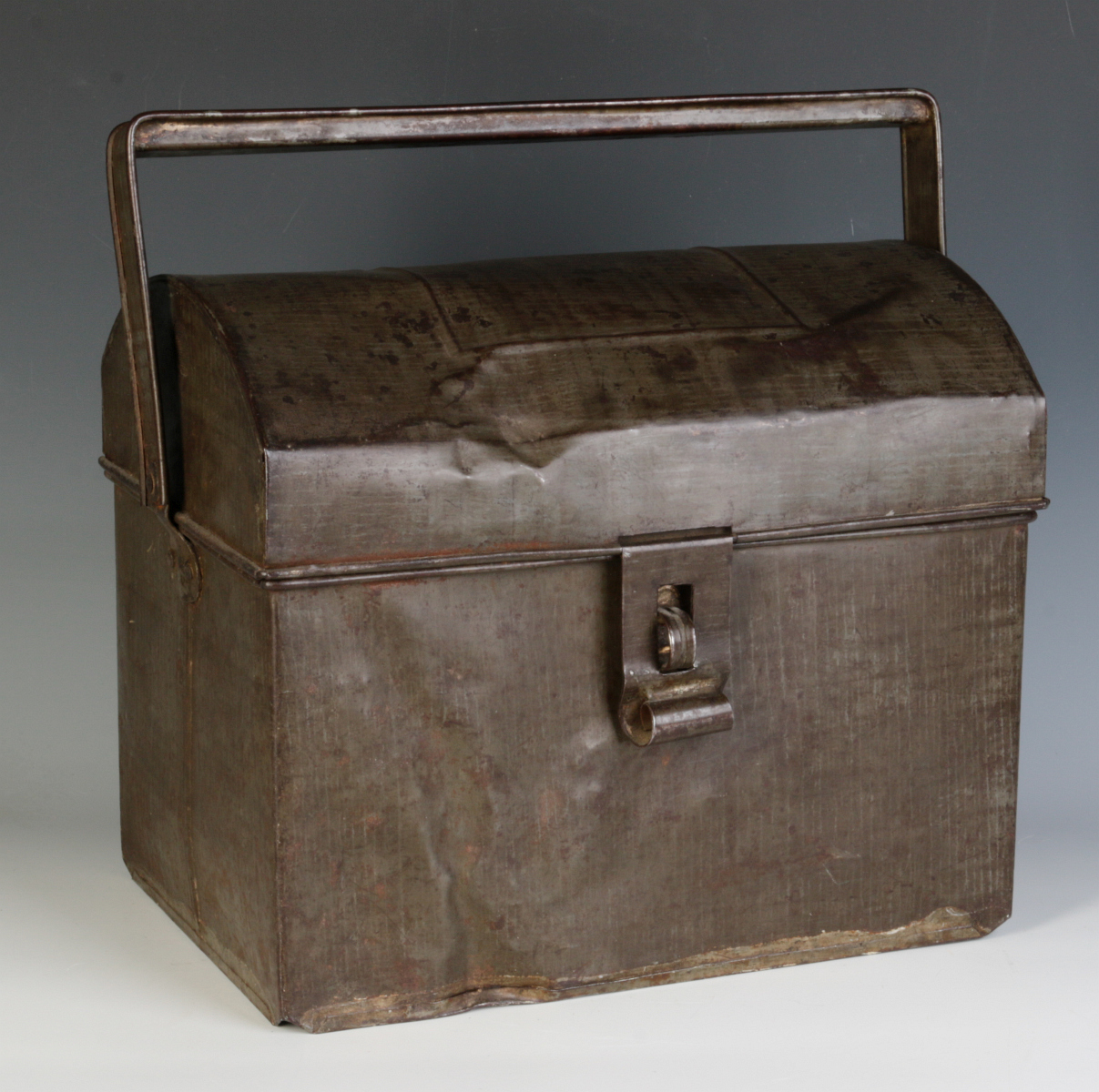 AN UNUSUAL CIRCA 1900 TIN DINNER PAIL