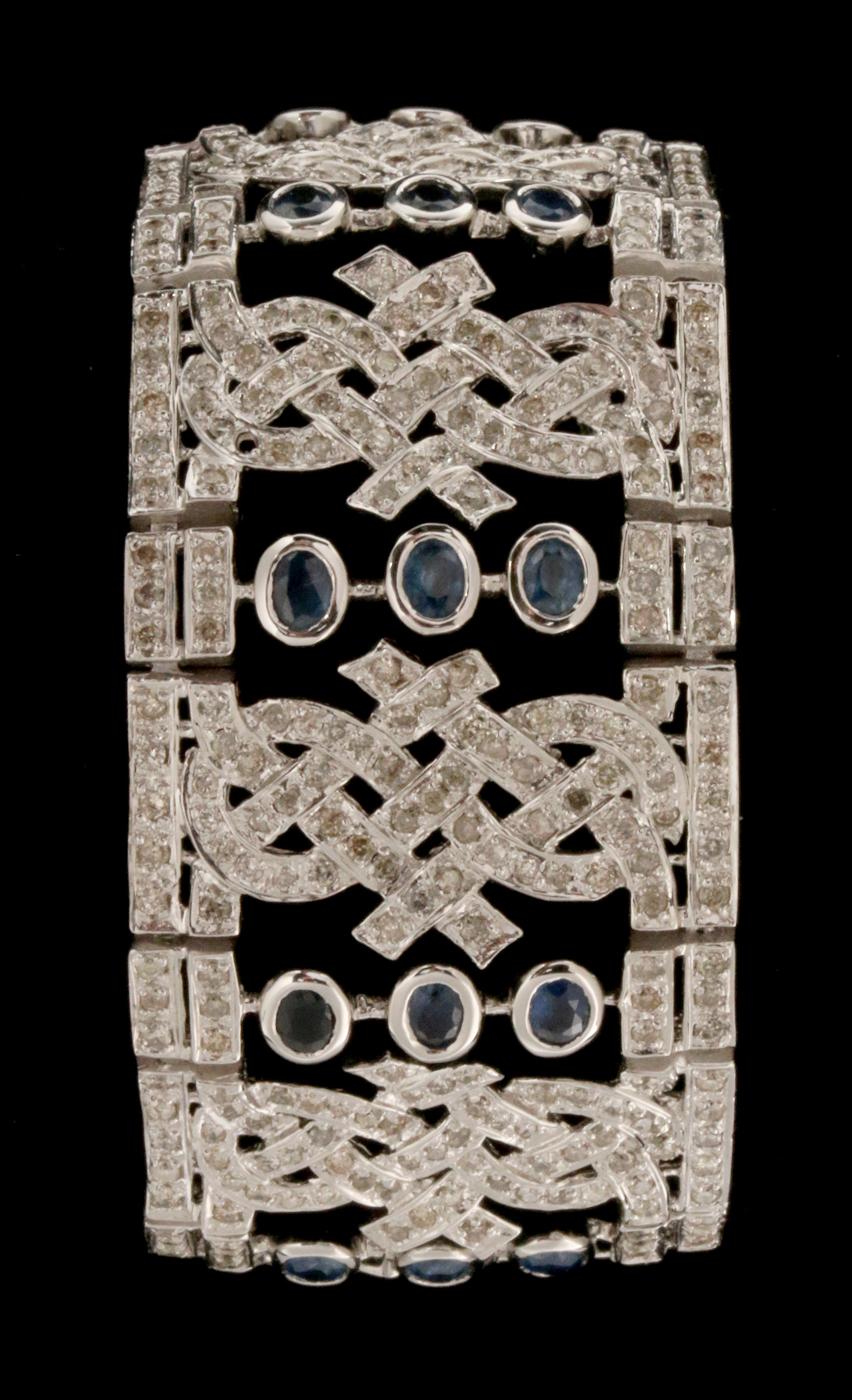 AN 18K WHITE GOLD DIAMOND AND SAPPHIRE BRACELET