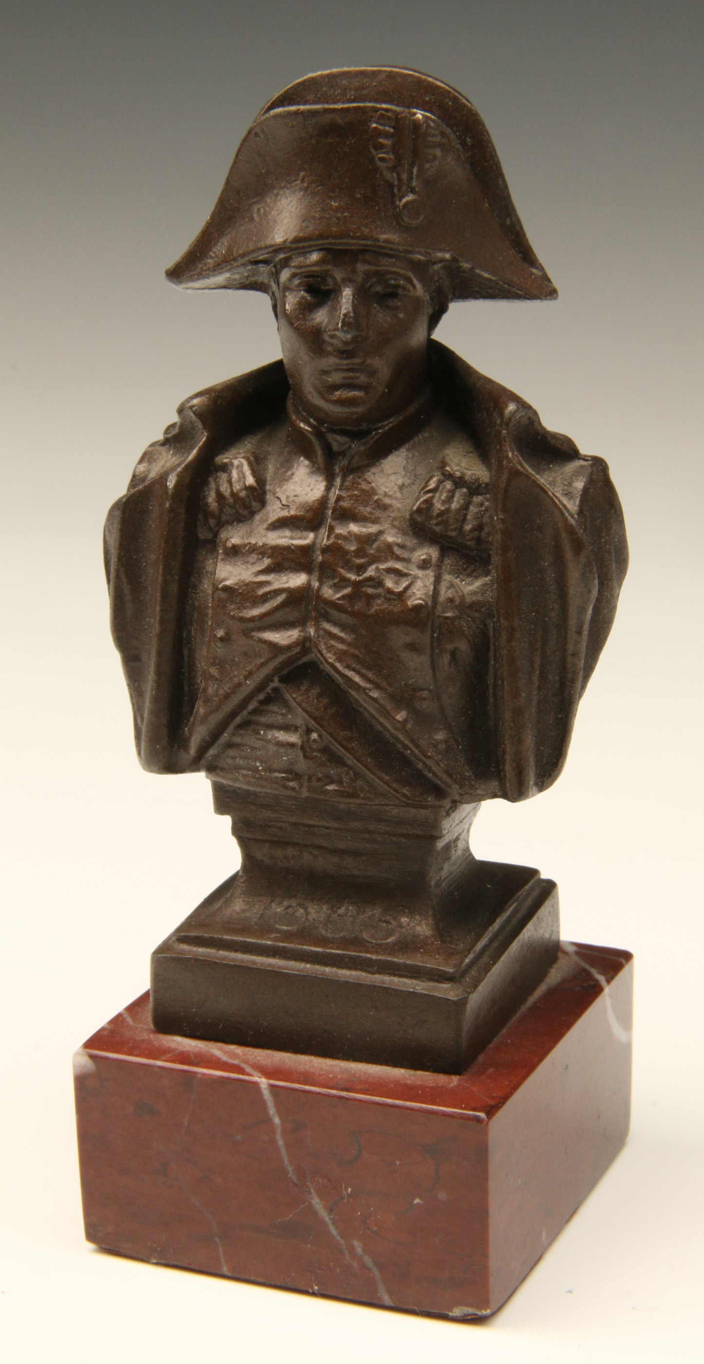 A SMALL BRONZE BUST SCULPTURE OF NAPOLEON