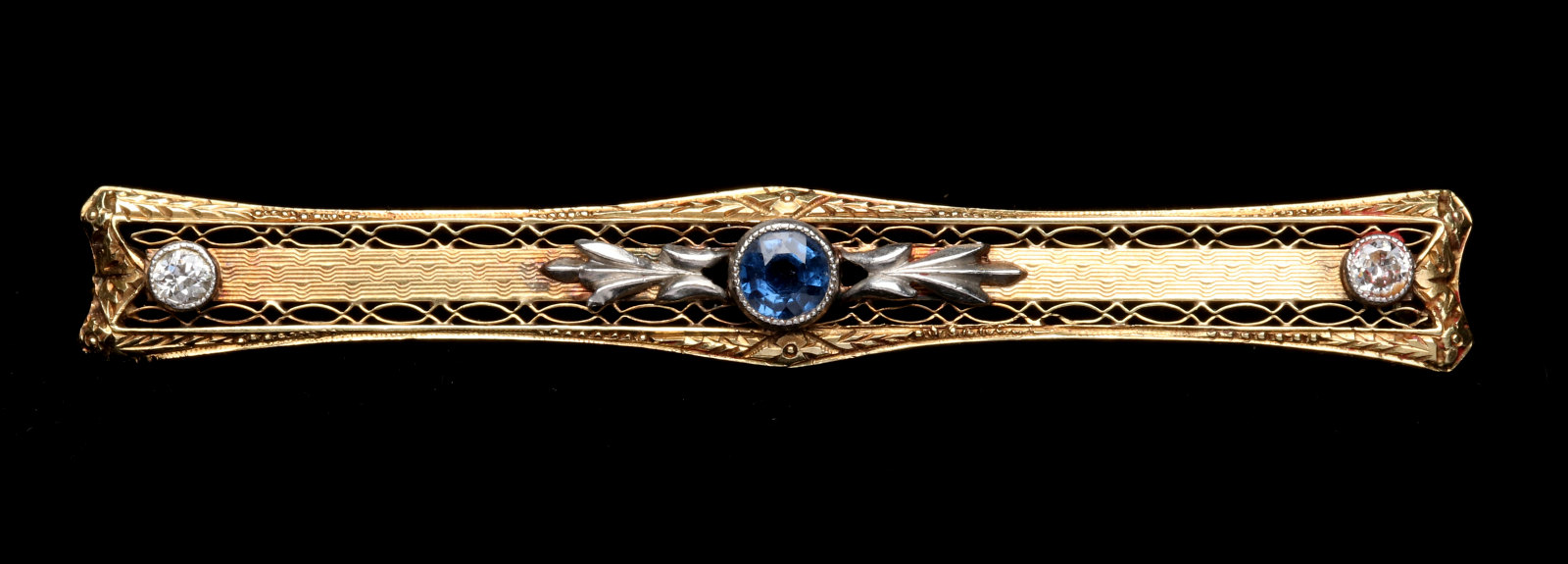 AN EDWARDIAN 14K GOLD SAPPHIRE AND DIAMOND BAR PIN