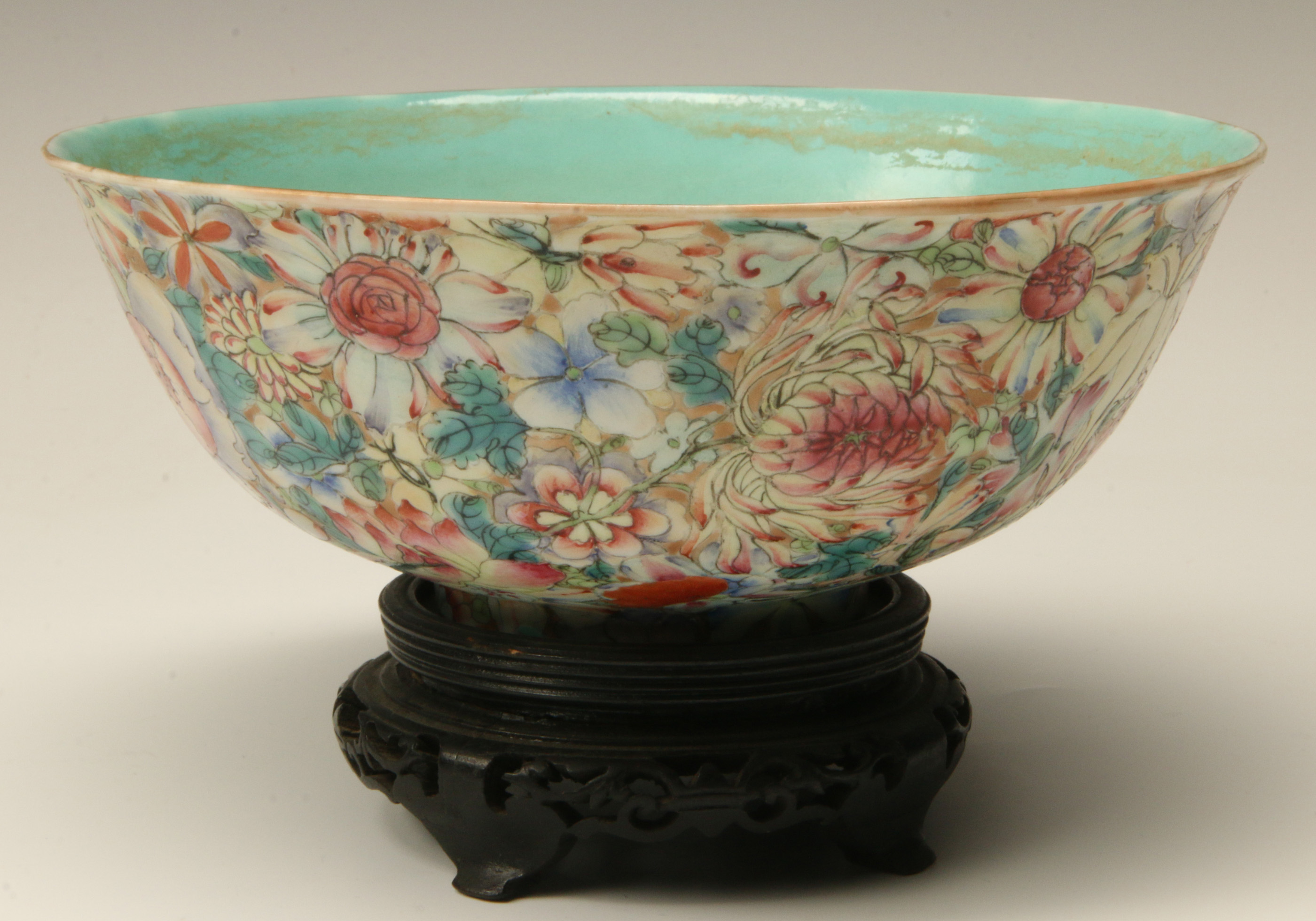 AN ANTIQUE CHINESE MILLE FLEUR PORCELAIN BOWL