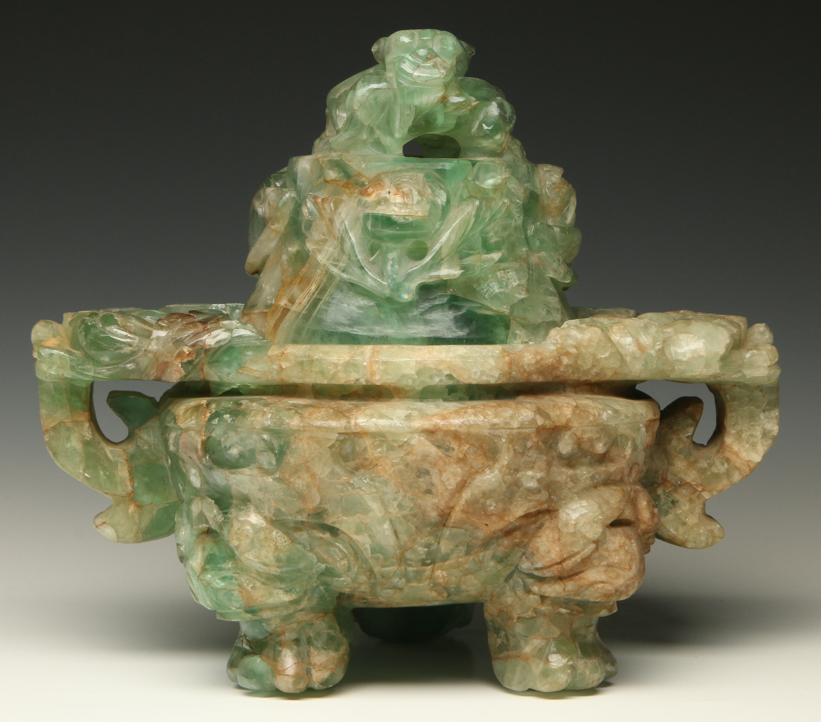 A LARGE CHINESE CARVED GREEN QUARTZ KORO CIRCA 190