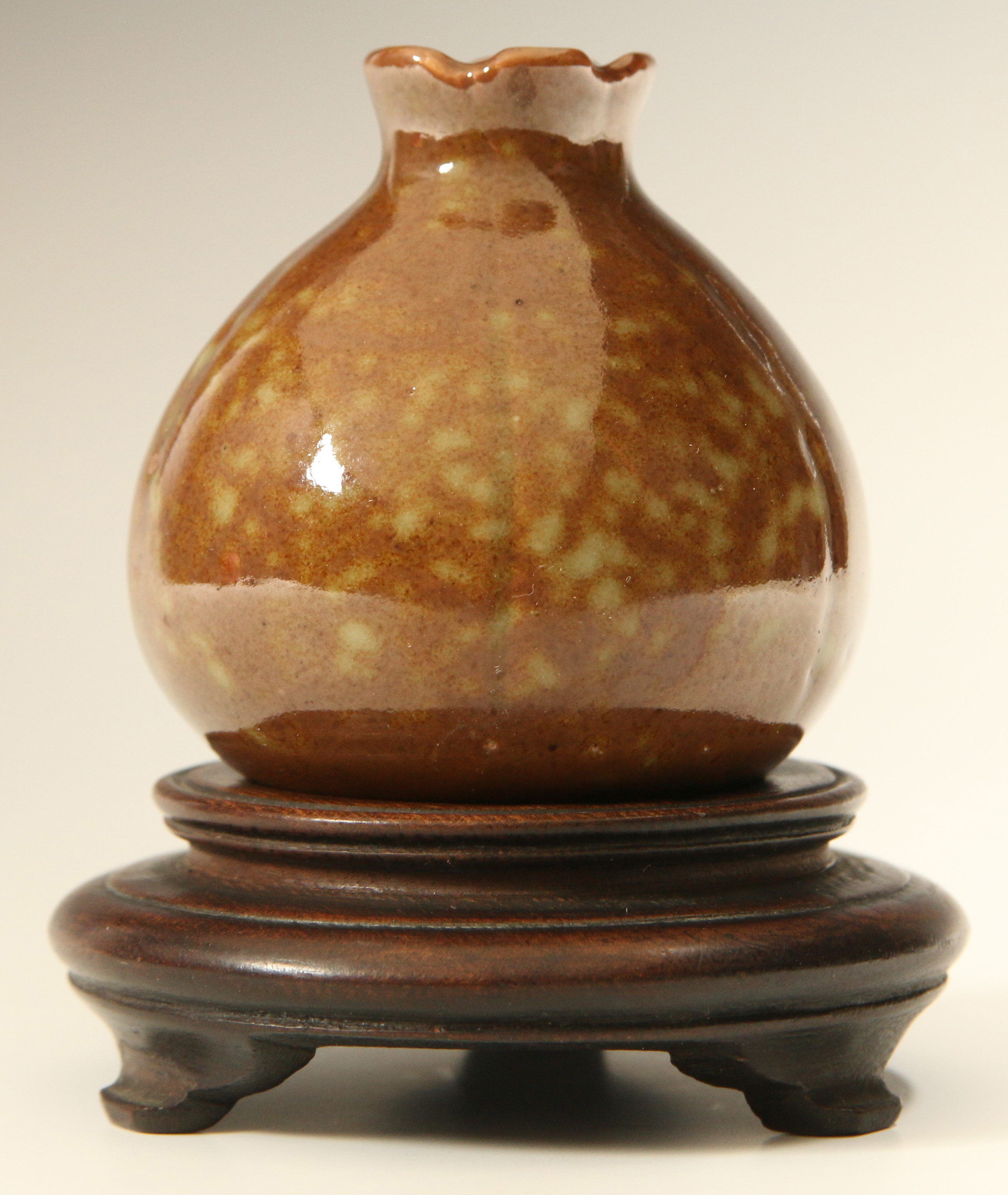 AN ANTIQUE CHINESE MOTTLED BROWN PORCELAIN BOTTLE