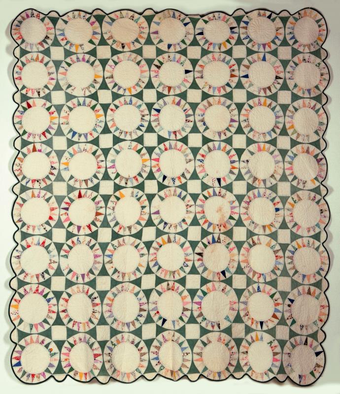 A CIRCA 1930s 'COMPASS' OR 'SUN' FEEDSACK QUILT