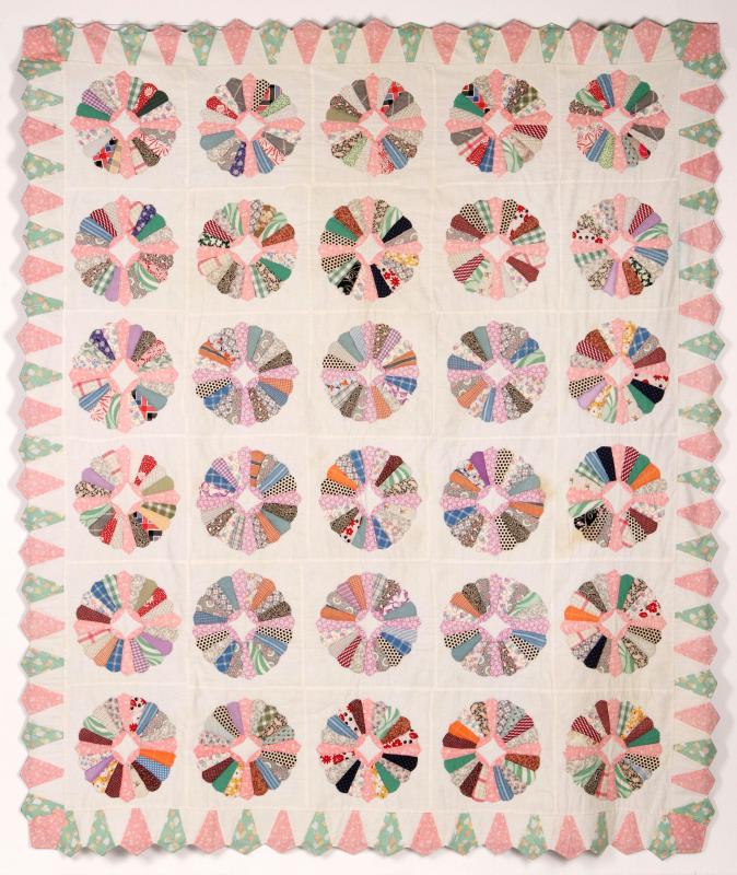 A CIRCA 1930s 'DRESDEN PLATE' QUILT