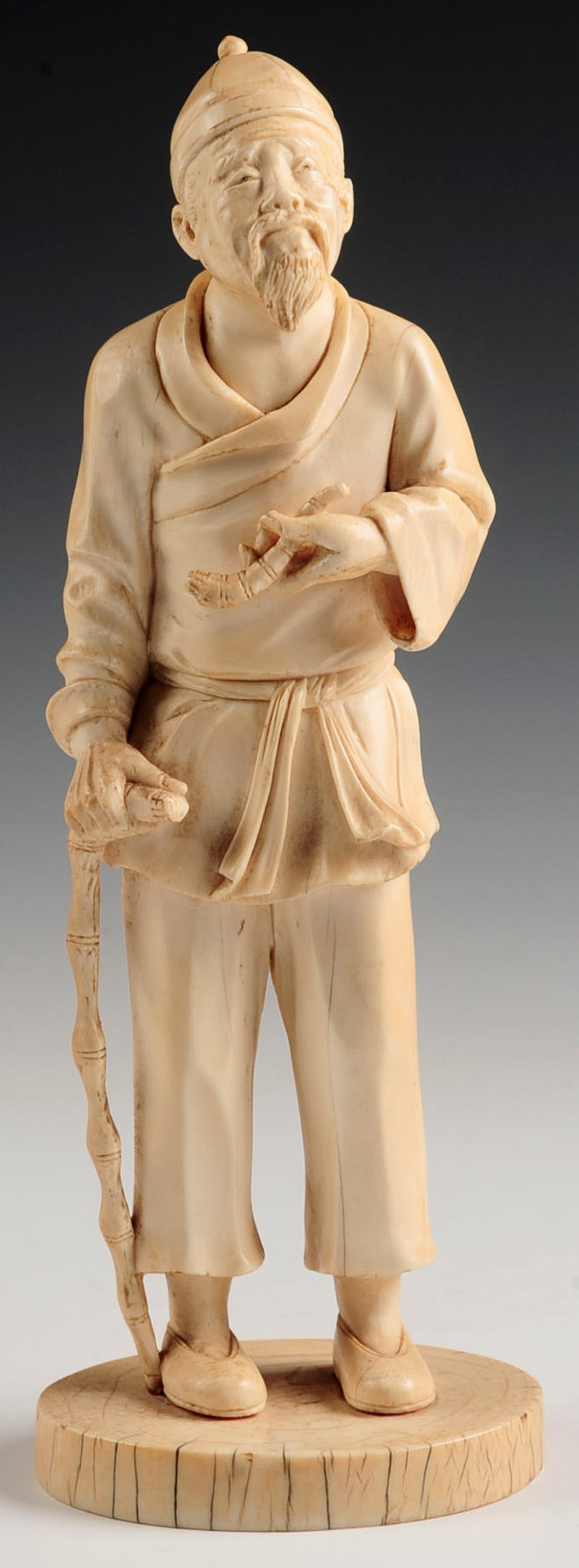 AN ANTIQUE CHINESE CARVED IVORY FIGURE