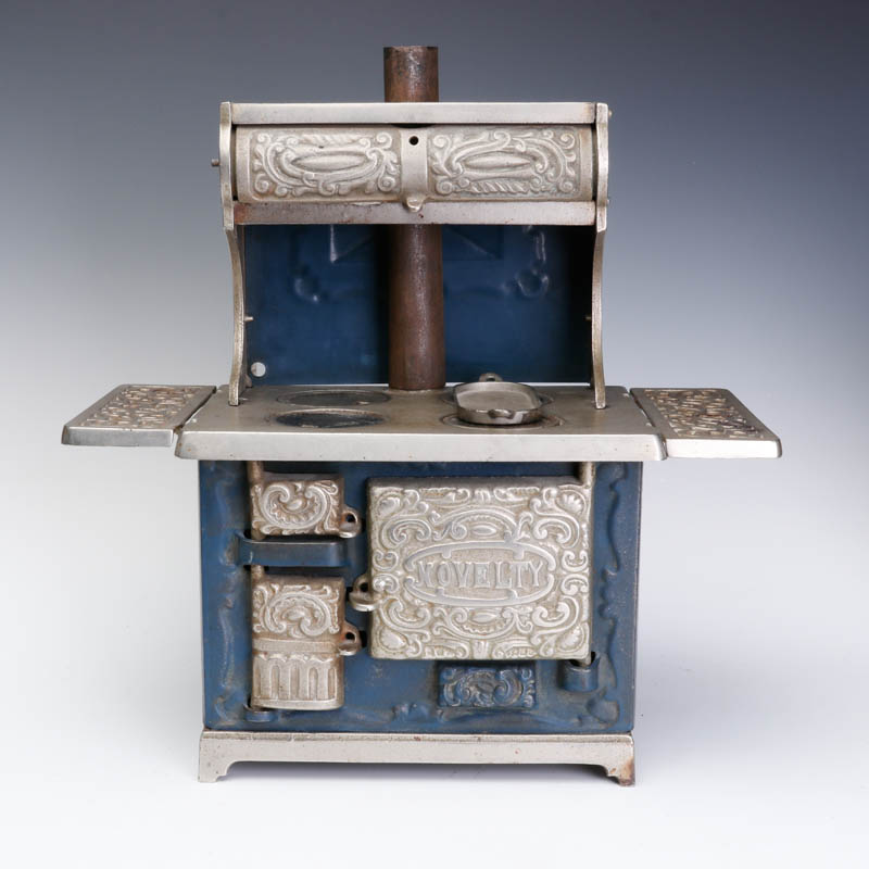 A 19TH CENTURY KENTON 'NOVELTY DELUXE' TOY STOVE