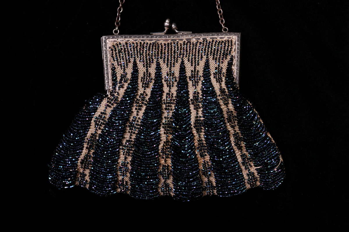 A VICTORIAN CARNIVAL GLASS BEAD EVENING BAG PURSE