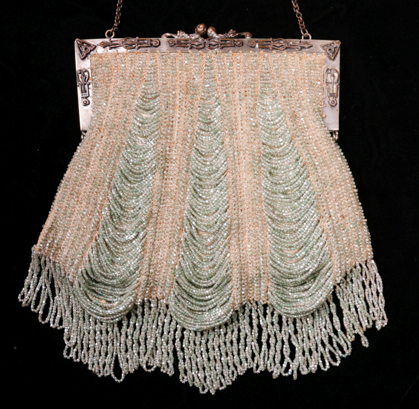 A CIRCA 1900 BEADED EVENING BAG WITH ORNATE FRAME