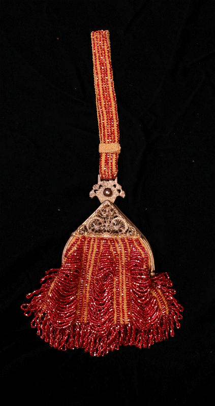 AN ORNATE VICTORIAN EVENING BAG