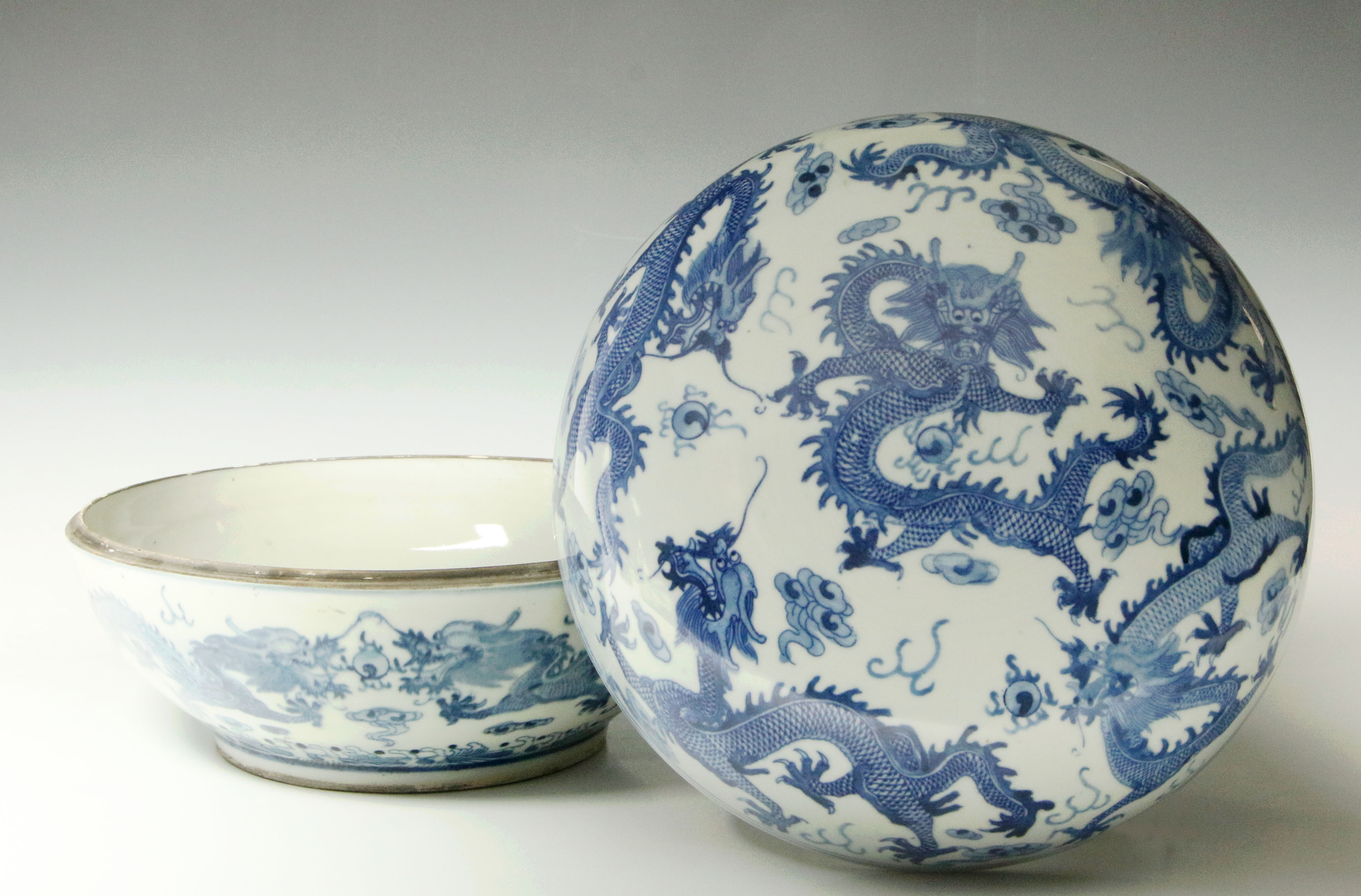 ANTIQUE CHINESE BLUE & WHITE GUANXU PORCELAIN DISH