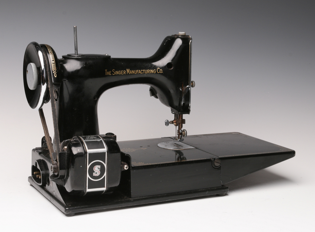 CIRCA 1945 SINGER FEATHERWEIGHT SEWING MACHINE