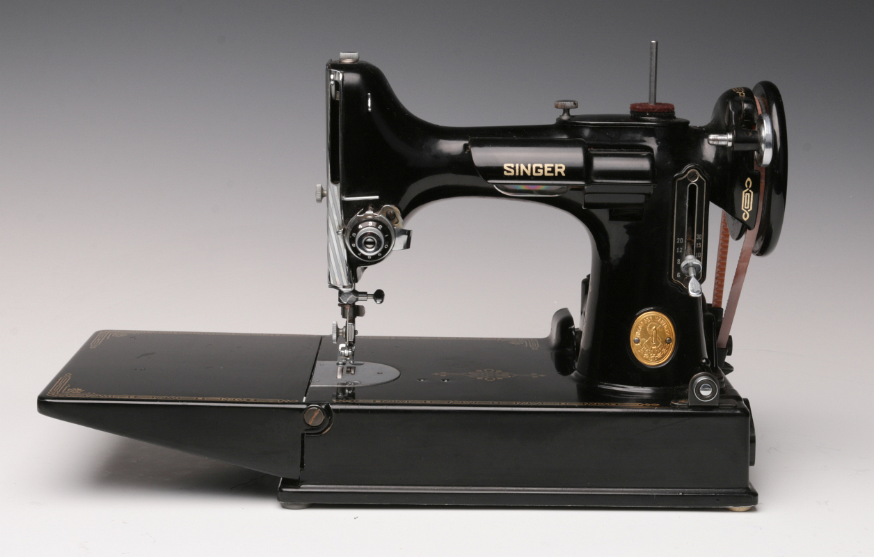 CIRCA 1950 SINGER FEATHERWEIGHT SEWING MACHINE