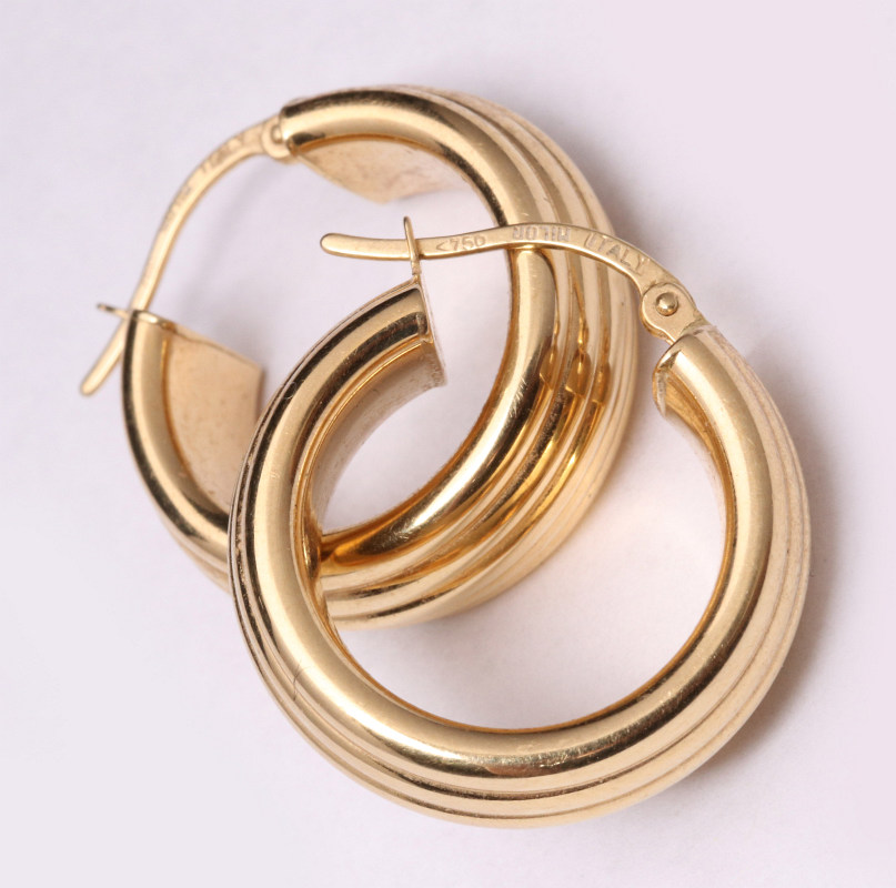 A PAIR ITALIAN 18 KARAT YELLOW GOLD HOOP EARRINGS