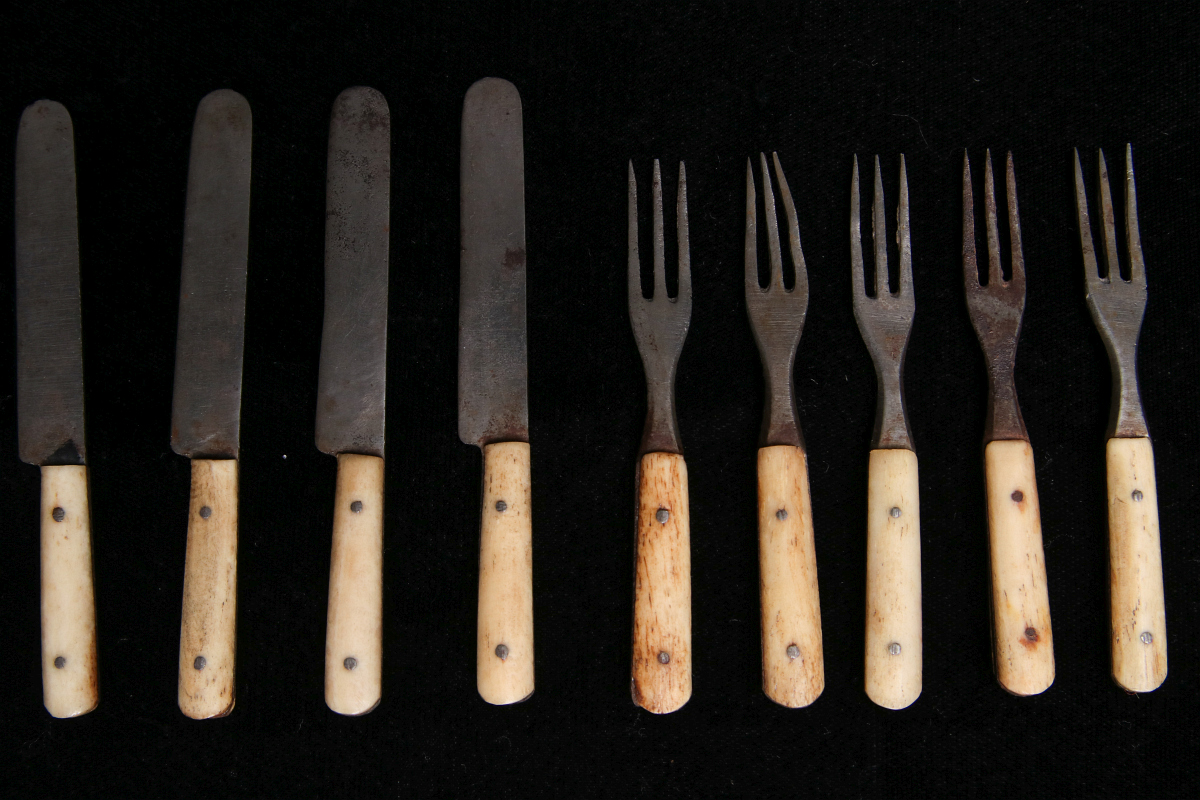 A SET OF 19TH C. MINIATURE BONE HANDLE FLATWARE