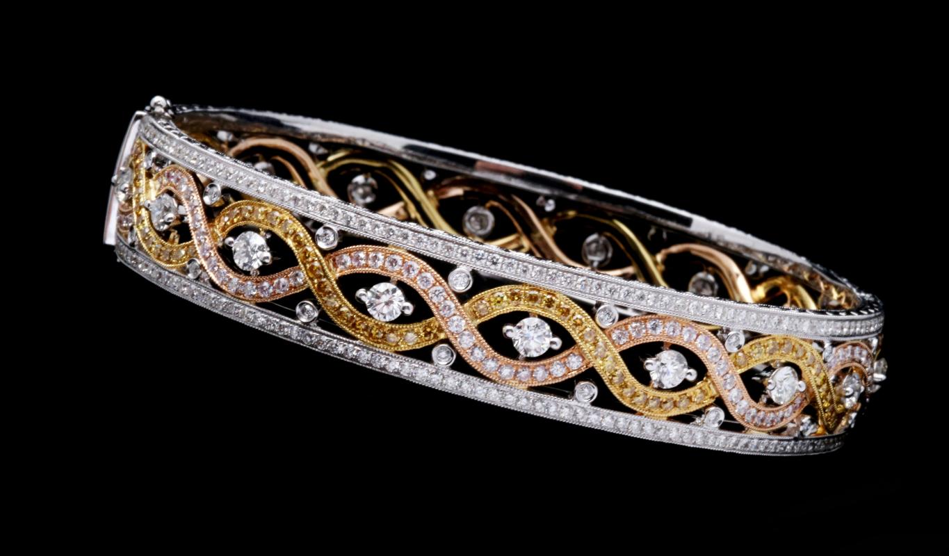 A TRI-COLOR 18K GOLD AND DIAMOND BRACELET