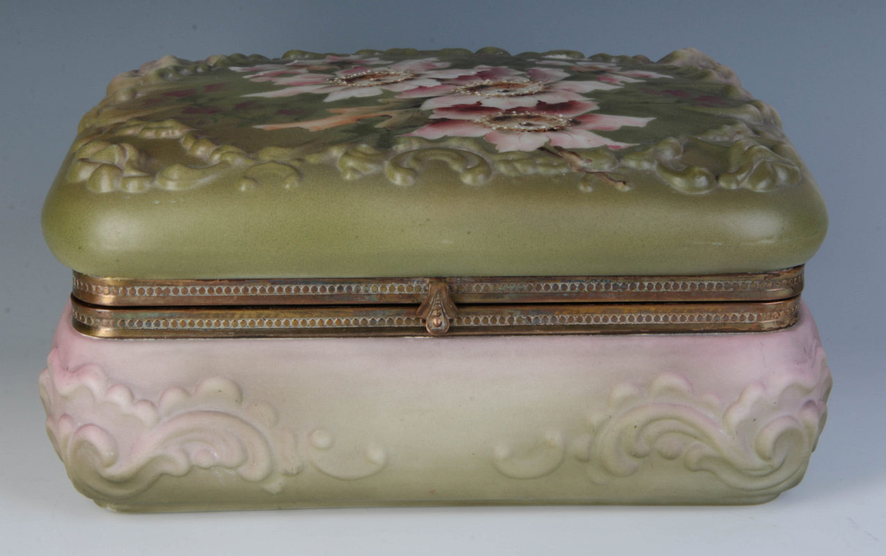 A LARGE 7 X 9 INCH NAKARA ART GLASS DRESSER BOX