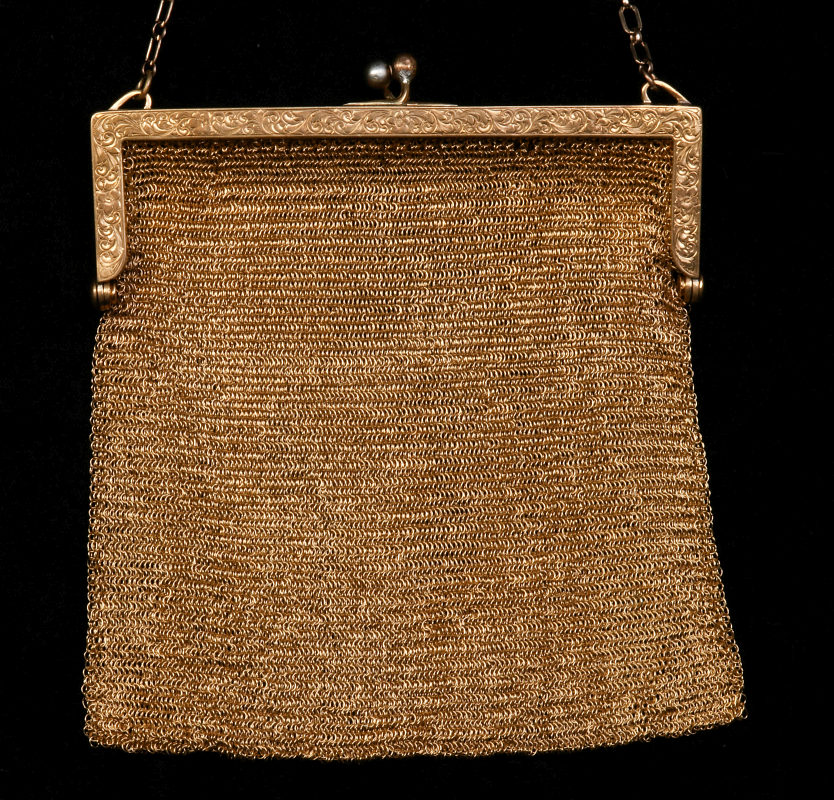 AN ANTIQUE GILT MESH PURSE WITH ORNATE FRAME