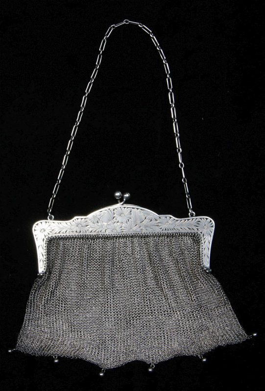 AN ORNATE STERLING SILVER MESH PURSE