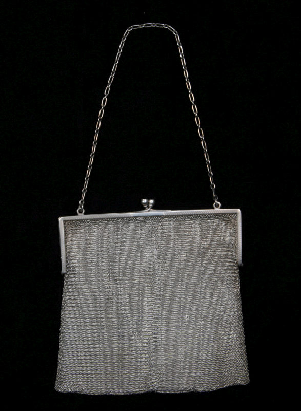 AN ANTIQUE STERLING MESH PURSE W/ CABOCHON CLASP