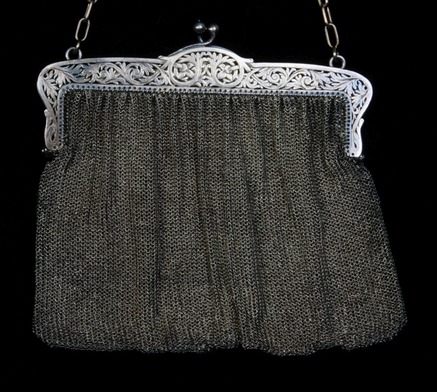 AN ORNATE STERLING SILVER MESH PURSE