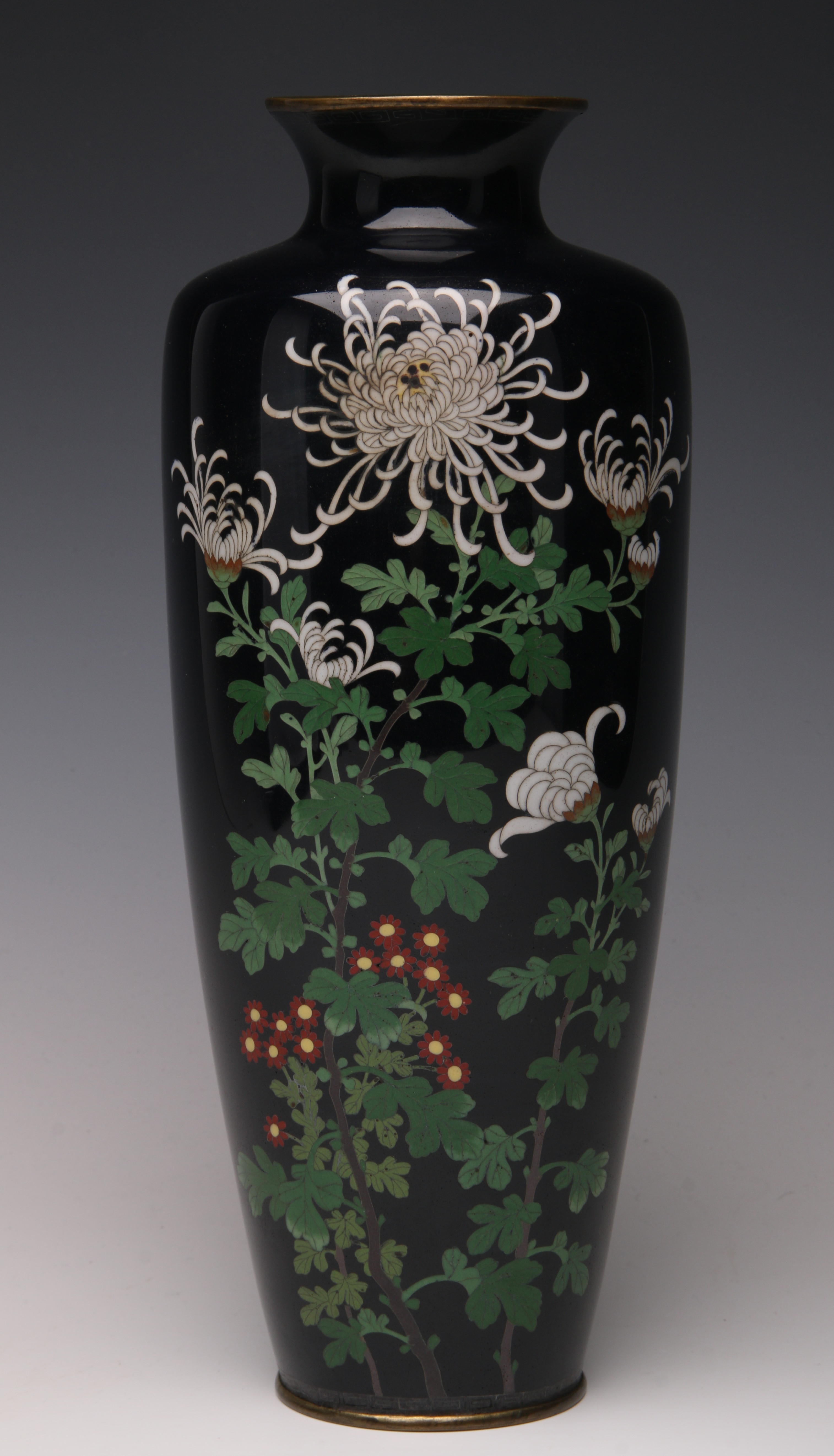 A FINE MEIJI JAPANESE CLOISONNE VASE WITH CHRYSANT