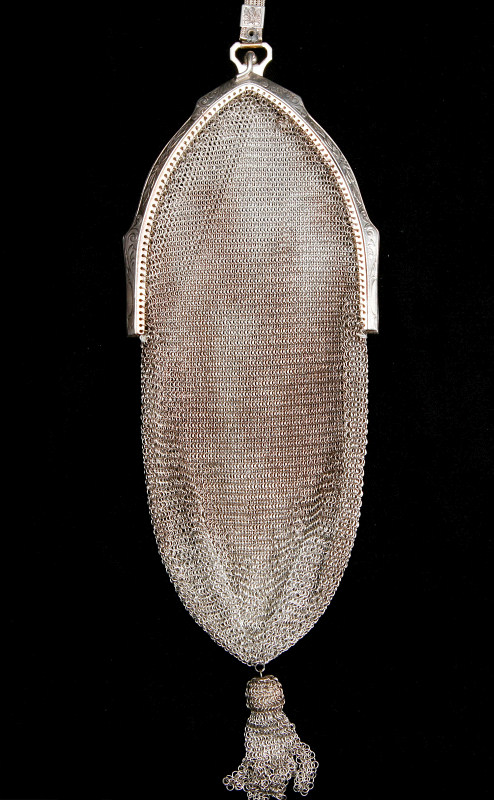 A 1920s MESH EVENING BAG