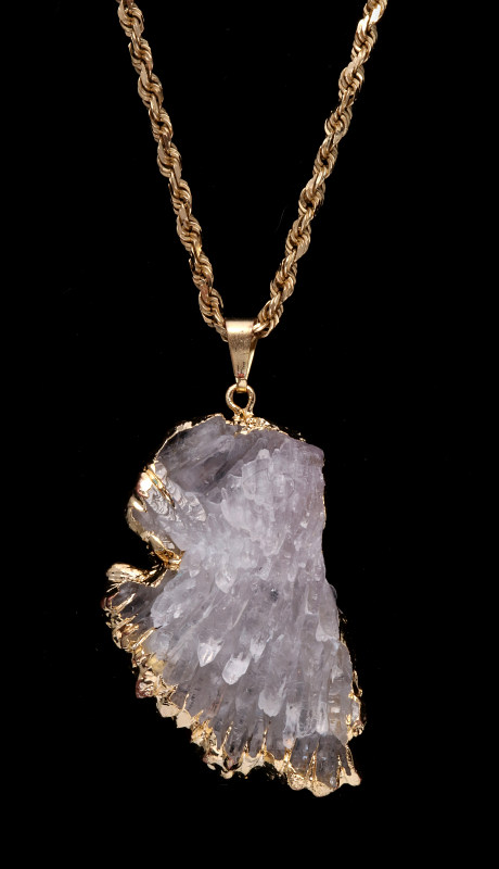 A QUARTZ SPECIMEN IN 10K GOLD ON 10K GOLD CHAIN