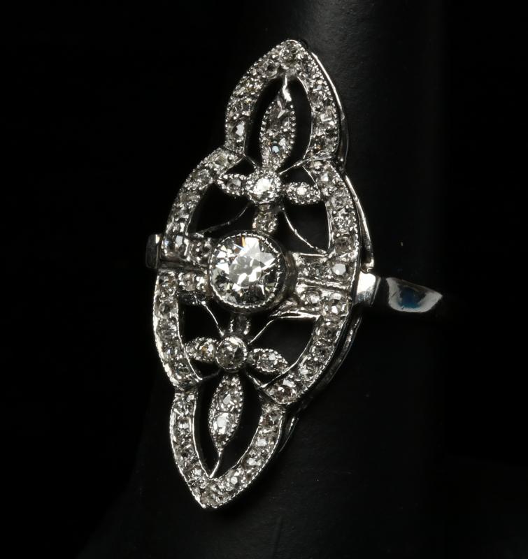 AN ANTIQUE PLATINUM AND DIAMOND RING