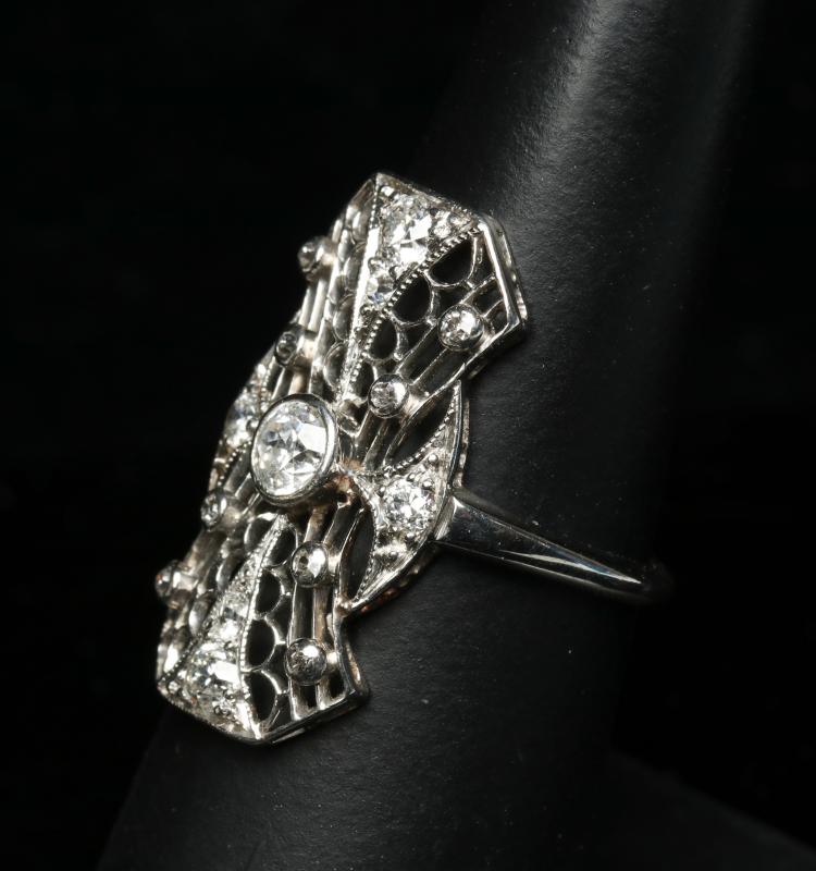 AN ANTIQUE PLATINUM AND DIAMOND RING