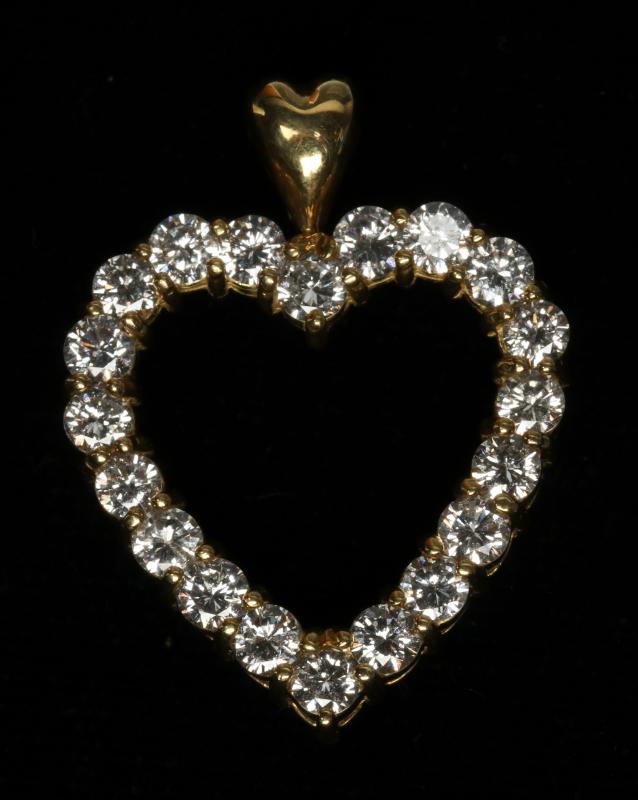 AN 18K GOLD AND DIAMOND HEART PENDANT, .80 CTTW