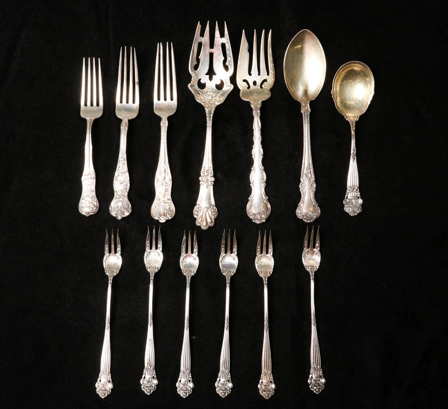 AN ESTATE LOT STERLING FLATWARE AND SOUVENIR FORKS