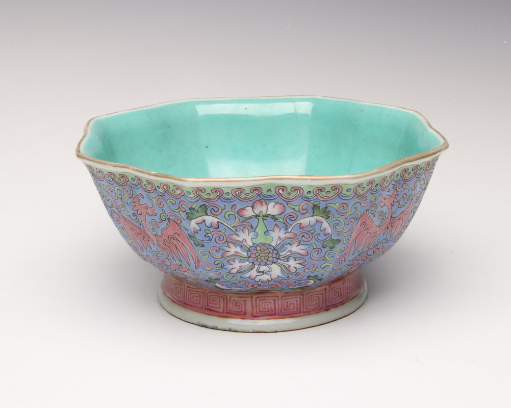 AN EARLY 19TH CENTURY CHINESE PORCELAIN BOWL