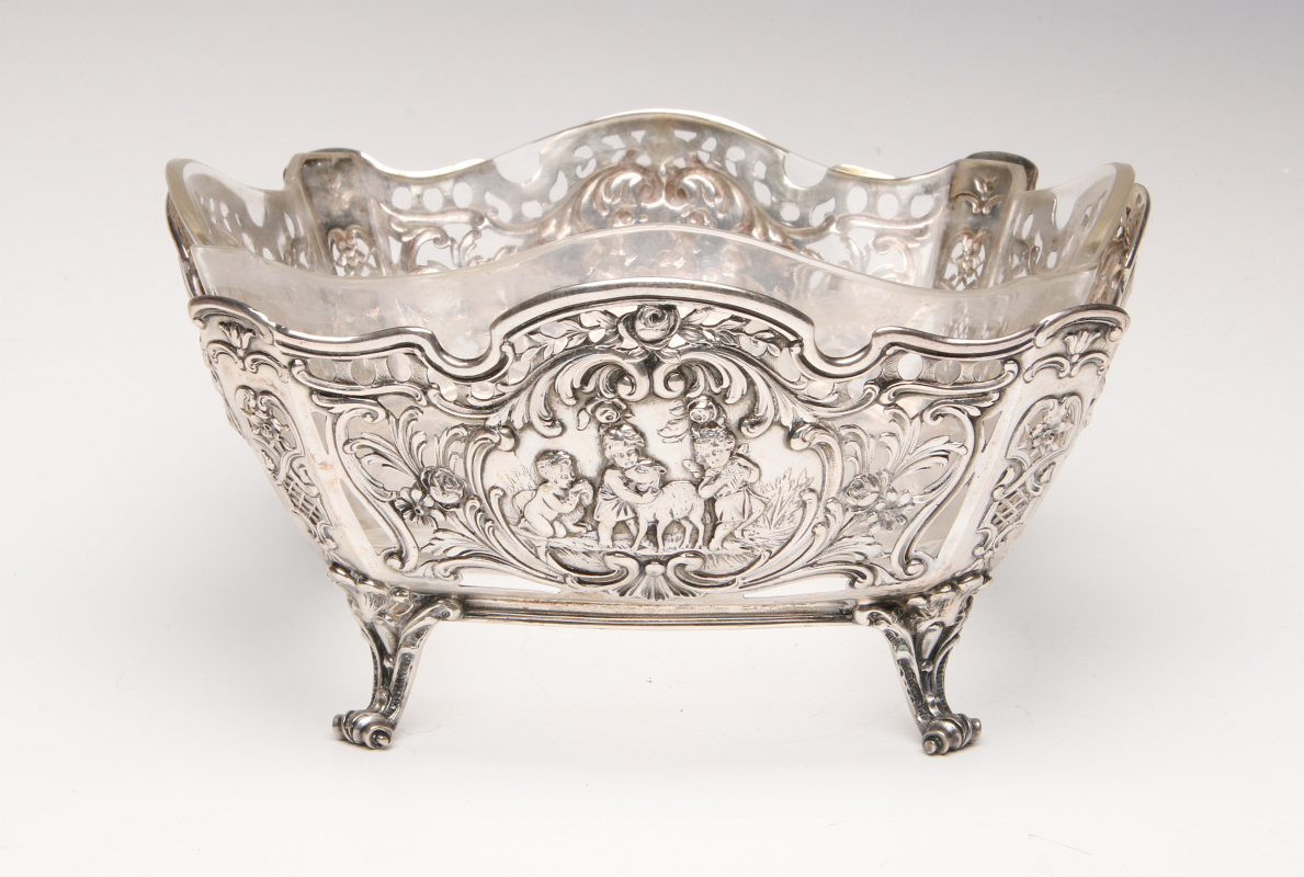 A CONTINENTAL .800 SILVER ROCOCO CENTERPIECE BOWL