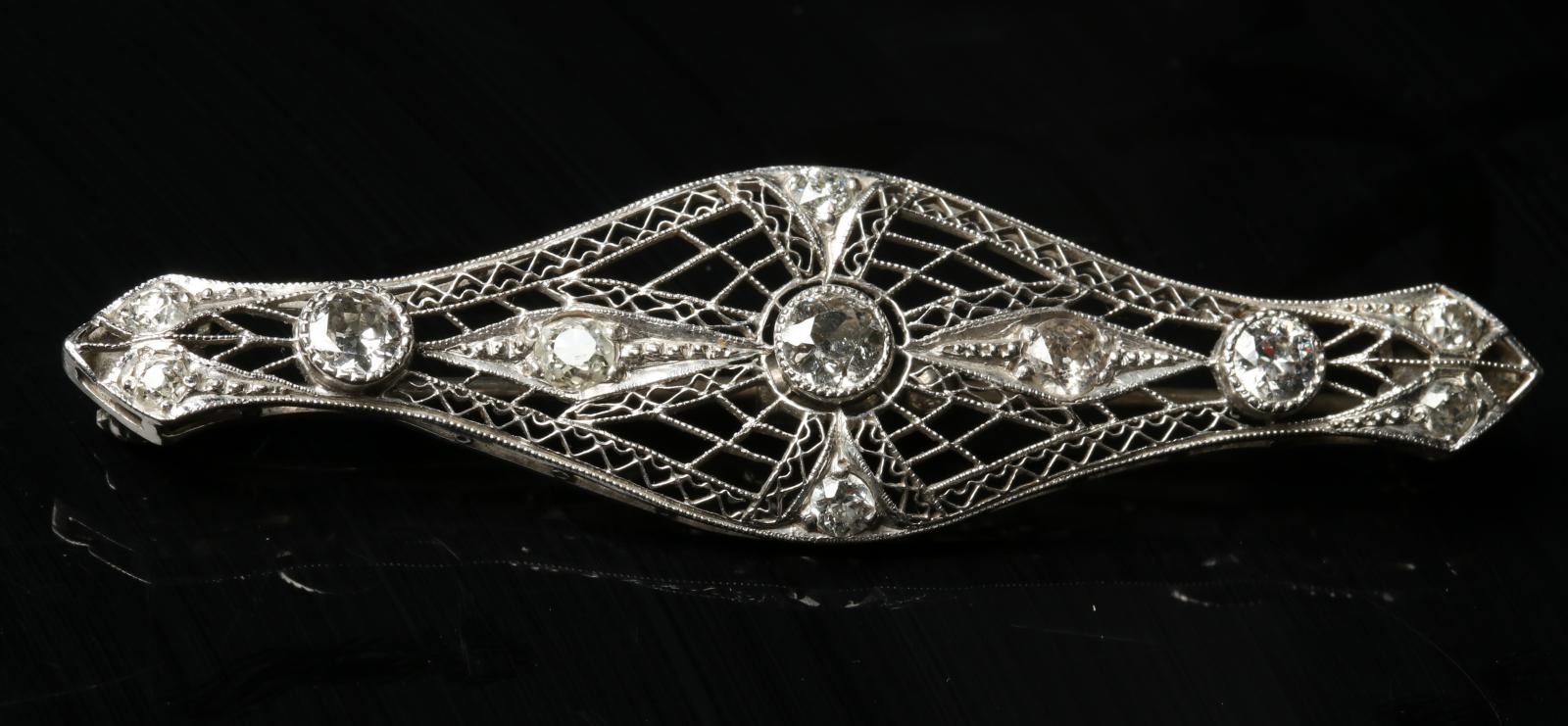 AN ANTIQUE PLATINUM AND DIAMOND BAR PIN, 2.30 CTTW