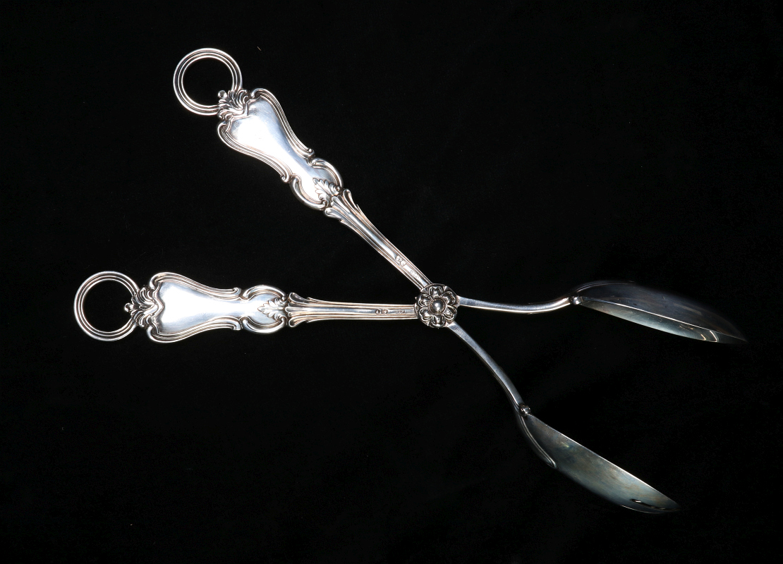 AN 1854 LONDON STERLING SILVER SALAD SERVING SET