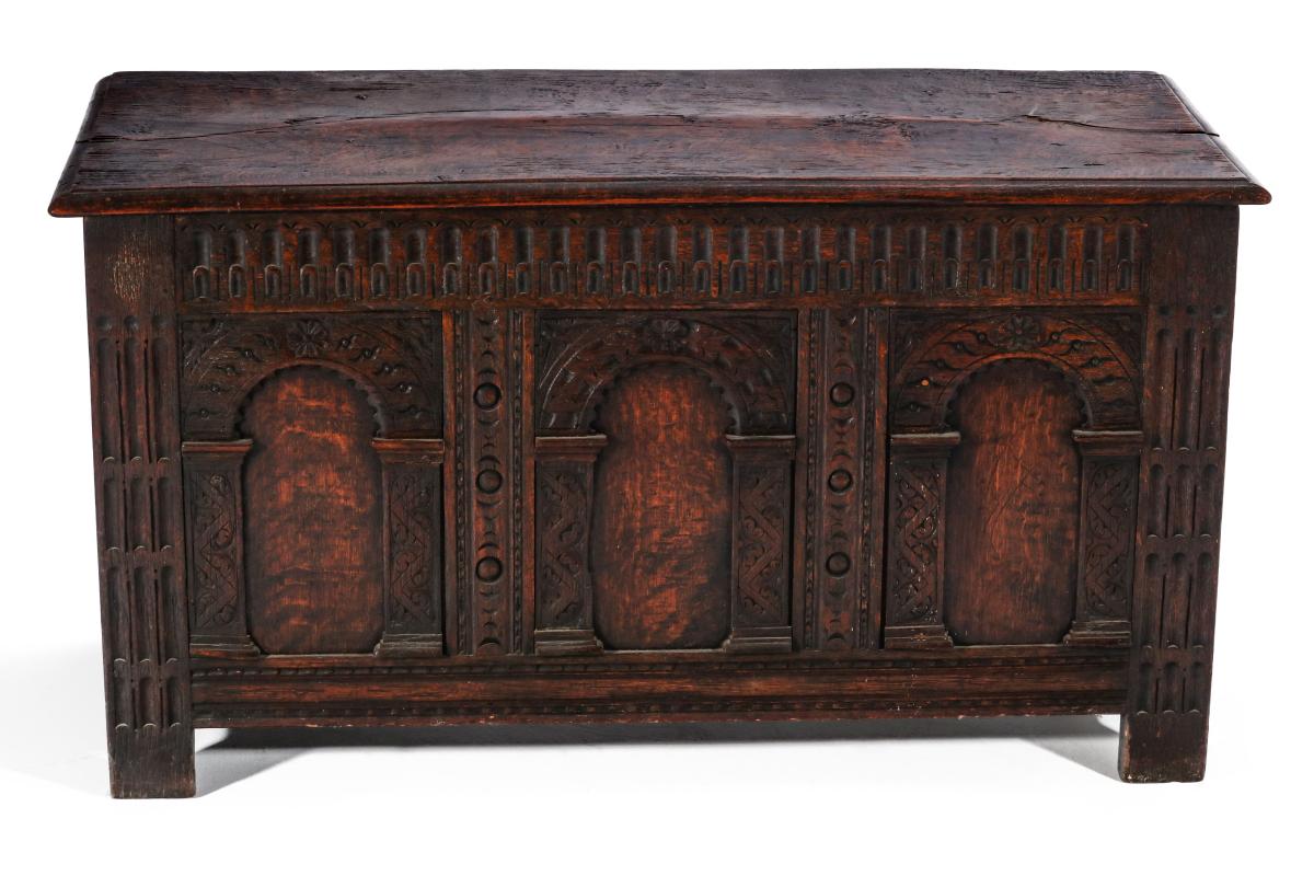 A 17TH / 18TH CENTURY CONTINENTAL OAK COFFER