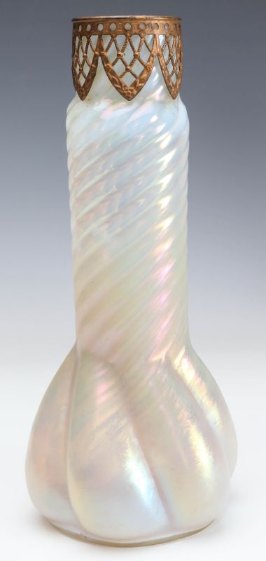 AN AUSTRIAN ART GLASS VASE ATTRIBUTED TO KRALIK 