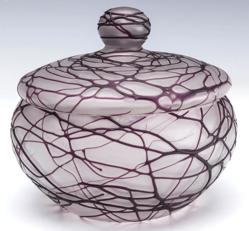 AN AUSTRIAN THREADED ART GLASS COVERED DISH