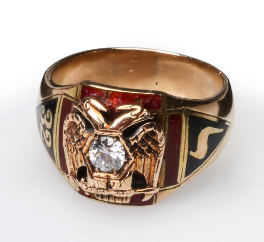 A GENT'S 14K GOLD AND DIAMOND MASONIC RING